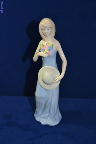 Estatueta em Porcelana de Menina de Azul