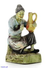 Escultura de Figura de Idosa Oriental Sentada