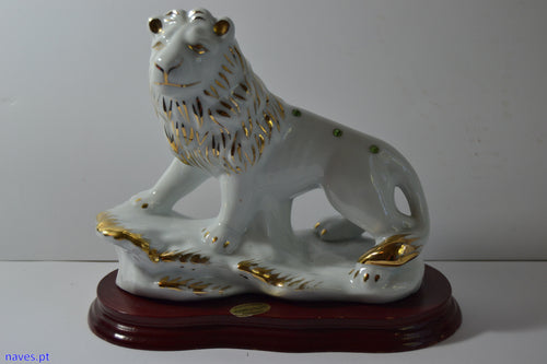 Estatueta de Leão em Porcelana Branca