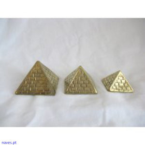 Três Pequenas Pirâmides de Metal