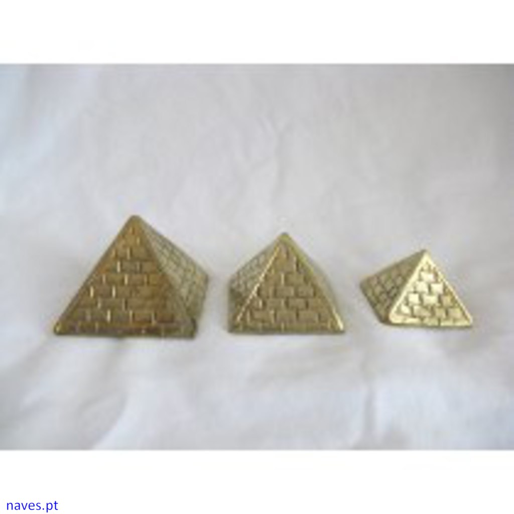 Três Pequenas Pirâmides de Metal