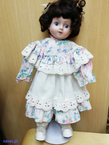 Boneca Vintage de Porcelana com Vestido de Chita